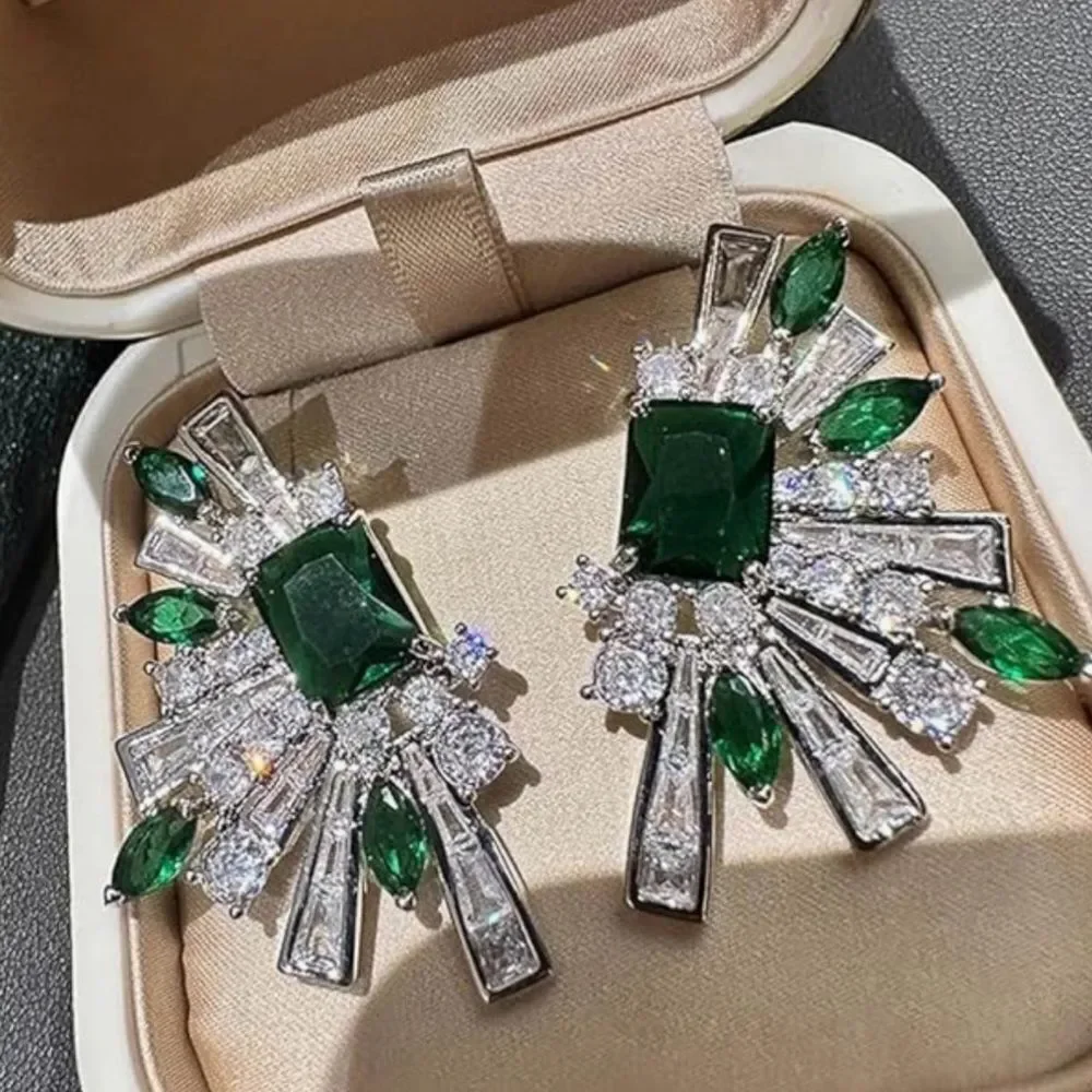 💚 NEW Elegant Green and Silver Starburst Statement Earrings 💚